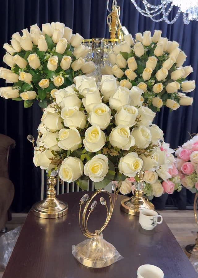 Arranjo decorativo de rosas brancas com suporte dourado