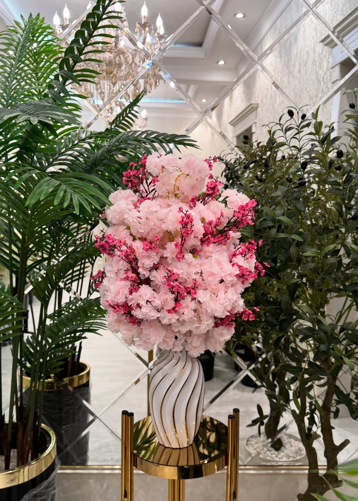 Arranjo artificial de cerejeira com flores rosa e magenta vaso branco