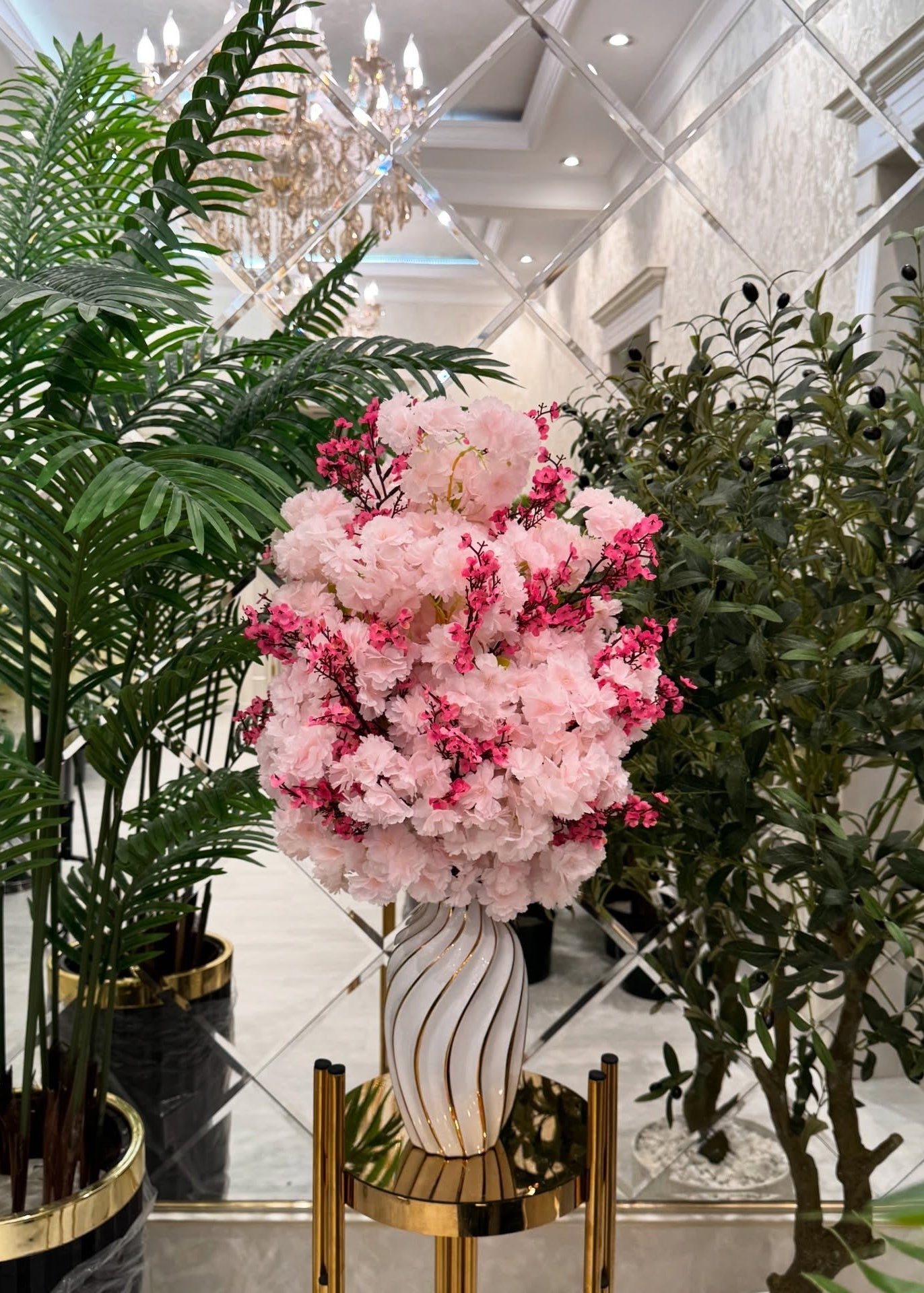 Arranjo artificial de cerejeira com flores rosa e magenta vaso branco