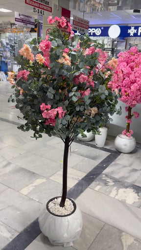 Árvore artificial decorativa com flores rosa e folhagem verde